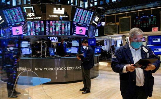 مؤشرات الأسهم الأمريكية تنخفض في أولى جلسات الأسبوع