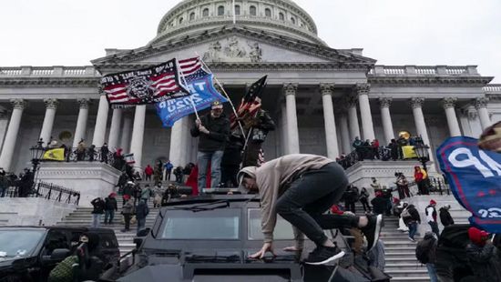 أعفا عنه ترامب.. مقتل مدان باقتحام "الكابيتول"