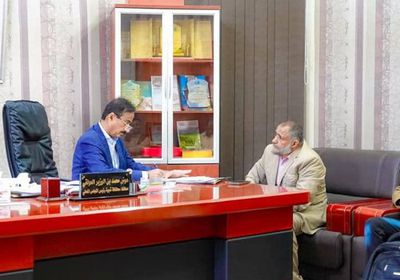 محافظ شبوة يوجه بصرف إكرامية مالية لأسر الشهداء