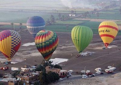 القوات المسلحة المصرية تنقذ عدد من السياح تعطل بهم بالون طائر بالأقصر