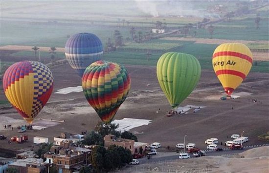القوات المسلحة المصرية تنقذ عدد من السياح تعطل بهم بالون طائر بالأقصر