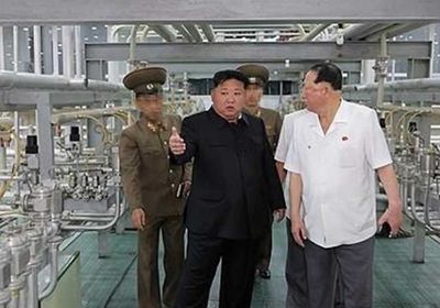 زعيم كوريا الشمالية يتفقد منشأة تنتج مواد نووية