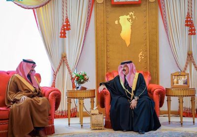 ملك البحرين يستقبل وزير الإعلام السعودي في قصر الصخير