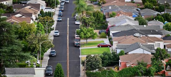 مبيعات المنازل القائمة بأمريكا تهبط لأدنى مستوى منذ 3 عقود