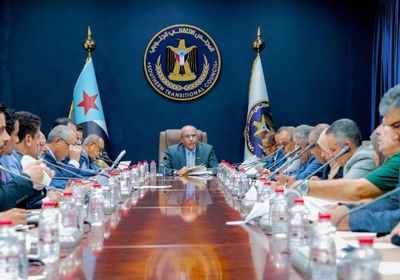 رئاسة الانتقالي تطالب مجلس القيادة والحكومة بالعودة للعاصمة عدن