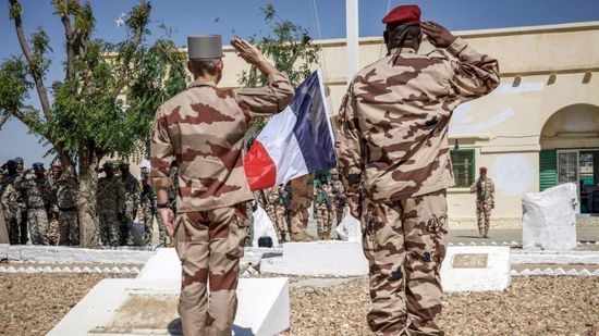الجيش الفرنسي يسلّم آخر قاعدة له في تشاد