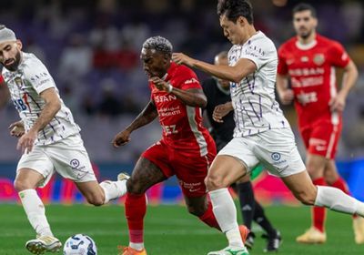 شباب الأهلي يتصدر الدوري الإماراتي والعين يتعادل مع خورفكان