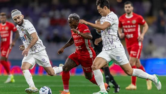 شباب الأهلي يتصدر الدوري الإماراتي والعين يتعادل مع خورفكان