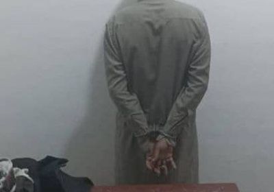 ضبط مروج مخدرات بحيازته 30 جرام شبو في مدخل عتق