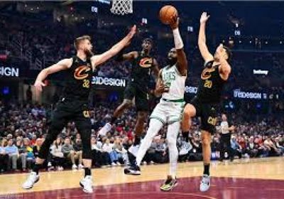 جارلاند وميتشل يقودان كافاليرز لفوز سهل على هوكس بدوري السلة الأمريكي