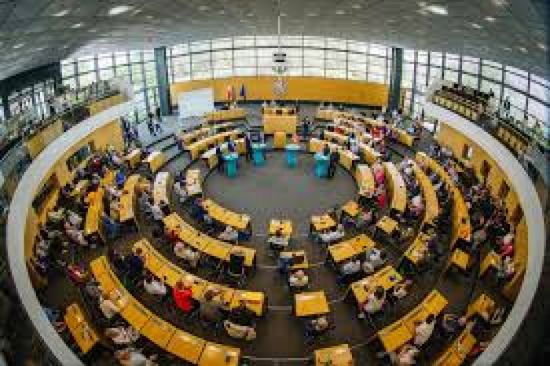 المحافظون الألمان يسعون لكسب دعم اليمين المتطرف في مسألة الهجرة