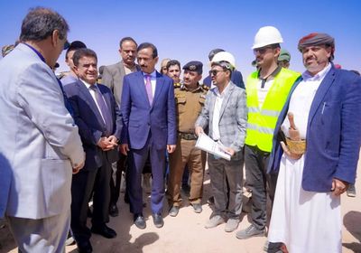 محافظ شبوة ووزير النفط يتفقدان عددا من المشاريع الخدمية