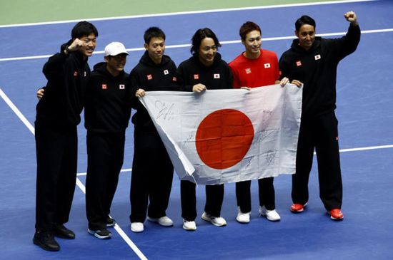 اليابان تفوز على بريطانيا وأمريكا تتقدم في كأس ديفيز للتنس
