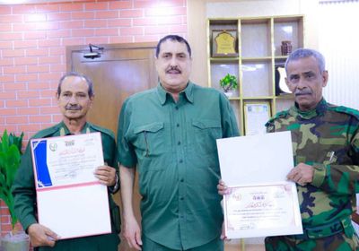 مدير أمن عدن يكرم ضابطي شرطة