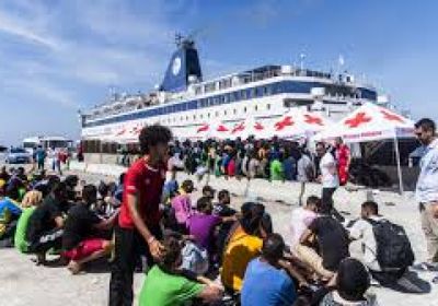 نقل عشرات المهاجرين من ألبانيا إلى إيطاليا في نكسة جديدة لميلوني