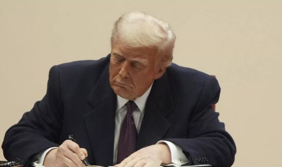 ترامب يأمر بشن غارات جوية على مواقع إرهابية بالصومال