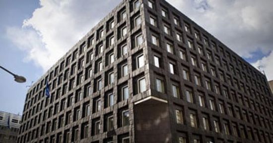 المركزي السويدي يخفض سعر الفائدة الرئيسي للمرة الخامسة