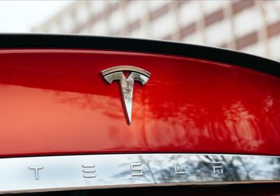 تسلا تتجاوز توقعات التدفق النقدي الحر وتخفض تكلفة الإنتاج