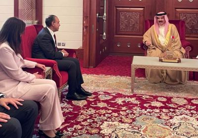 وزير الخارجية المصري يلتقي ملك البحرين في المنامة