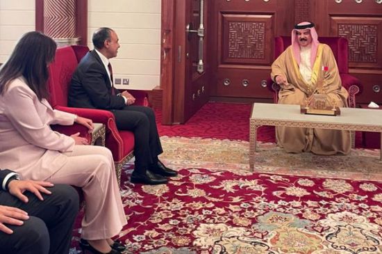 وزير الخارجية المصري يلتقي ملك البحرين في المنامة