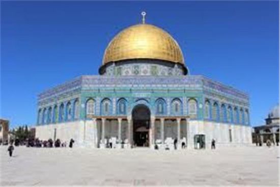 عشرات المستوطنين الإسرائيليين يقتحمون باحات المسجد الأقصى