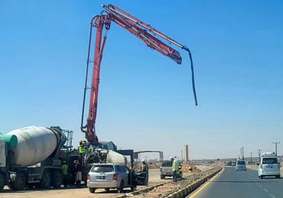 بدعم إماراتي.. تركيب أعمدة نقل الطاقة الشمسية في شبوة