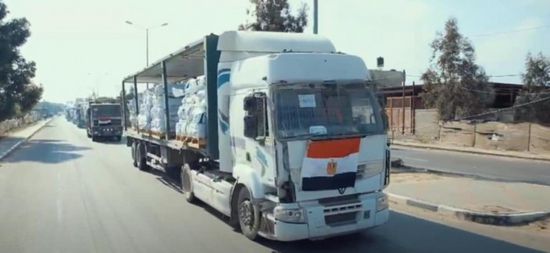 مصر ترسل قافلة من الخيام للنازحين في شمال غزة