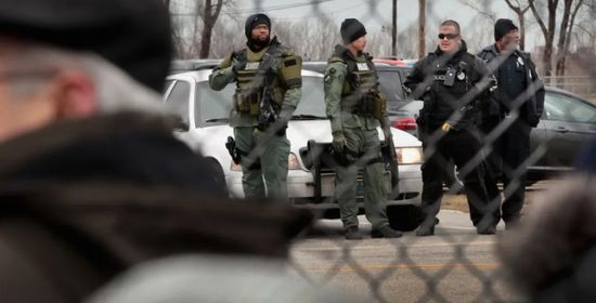 أمريكا تبدأ ترحيل مهاجرين غير نظاميين إلى غوانتانامو