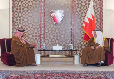 ولي عهد البحرين يستقبل رئيس المكتب الوطني للإعلام في دولة الإمارات