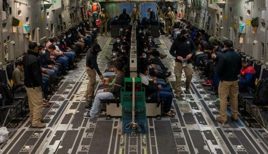 طائرة أمريكية تحمل مهاجرين تصل إلى الهند