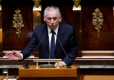 رئيس وزراء فرنسا ينجو من مذكرة لحجب الثقة حول موازنة الدولة