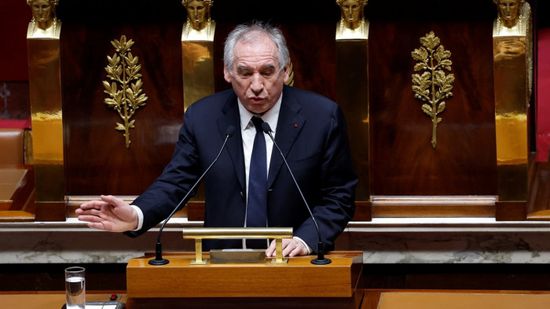 رئيس وزراء فرنسا ينجو من مذكرة لحجب الثقة حول موازنة الدولة