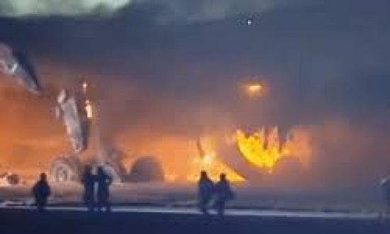 اصطدام طائرة يابانية بأخرى أمريكية في مطار سياتل