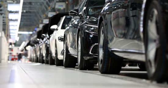 مرسيدس بنز تدرس بيع أعمالها لتأجير السيارات "أثلون"