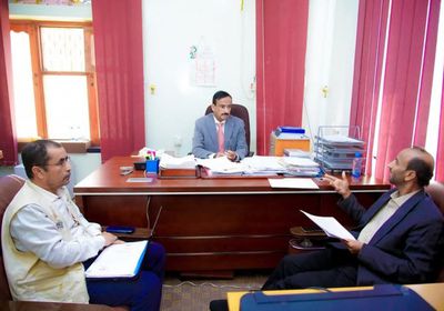 بن الوزير يوجه بإجراءات لإبعاد ناقلتي نفط عن سواحل شبوة