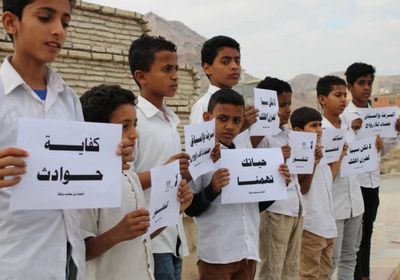 طلاب ثانوية أبي بكر في المكلا يوعون سائقي الدراجات النارية