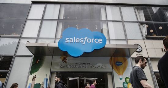 سيلزفورس تتجه إلى تسريح الآلاف مع التوجه للذكاء الاصطناعي