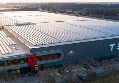 تسلا تعلن عن بناء مصنع ثالث لبطاريات السيارات الكهربائية