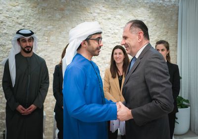 وزير الخارجية الإماراتي يستقبل نظيره اليوناني في أبوظبي