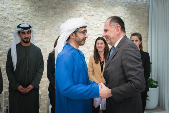 وزير الخارجية الإماراتي يستقبل نظيره اليوناني في أبوظبي