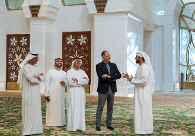 وزير خارجية اليونان يزور جامع الشيخ زايد الكبير في أبوظبي