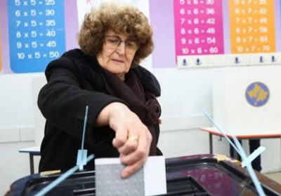 الناخبون الكوسوفيون يقترعون في انتخابات تشكل مؤشرا لشعبية كورتي