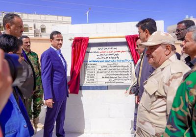 محافظ شبوة يضع حجر الأساس لـ 6 مشاريع تعليمية ورياضية وخدمية