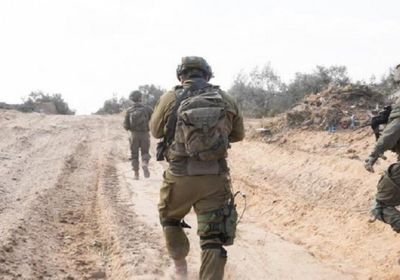 قبل انسحابهم.. جنود إسرائيليون يحرقون مقتنياتهم في محور نتساريم