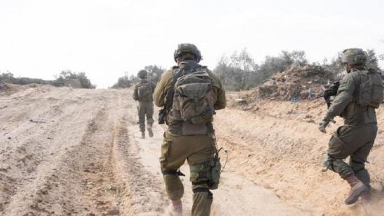 قبل انسحابهم.. جنود إسرائيليون يحرقون مقتنياتهم في محور نتساريم