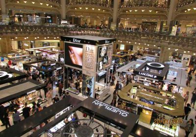 وفاة مالكة متاجر "غاليري لافاييت" الباريسية جينيت مولان عن 98 عاما