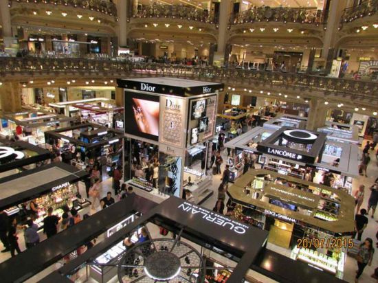 وفاة مالكة متاجر "غاليري لافاييت" الباريسية جينيت مولان عن 98 عاما