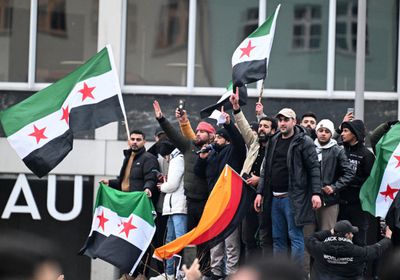 اللاجئون السوريون في فرنسا يمكنهم العودة موقتا إلى بلدهم