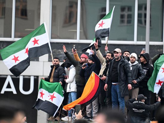 اللاجئون السوريون في فرنسا يمكنهم العودة موقتا إلى بلدهم