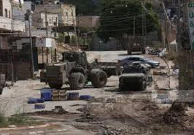 قوات الاحتلال تهدم منازل لفلسطينيين في مخيم القارعة